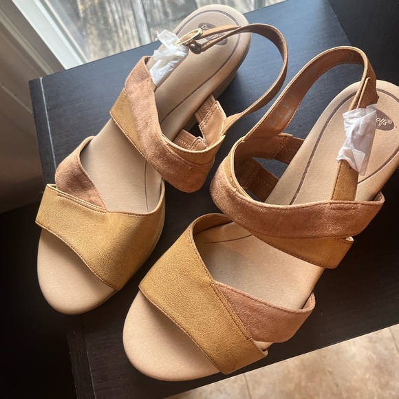 Tan low wedge Dr Scholl’s sandals NWOT - Picture 4 of 10